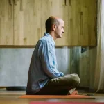 帕斯卡（Pascal）引导盘坐体感冥想练习，专注于身体觉察与呼吸协调。