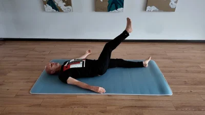 帕斯卡(Pascal)示范动中觉察课程:通过单腿抬起释放肩部紧张。该课程主要以仰卧位进行,帮助提高肩部灵活性和身体感知。