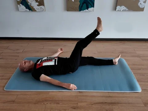 Pascal demonstrates Feldenkrais ATM lesson: Shoulder Liberation Through One-Leg Lifting. A guided Awareness Through Movement (ATM) lesson performed mostly lying supine, focusing on shoulder mobility and coordination.