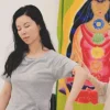 整合按摩工作坊中，学员在探索与重力对齐的手臂动作