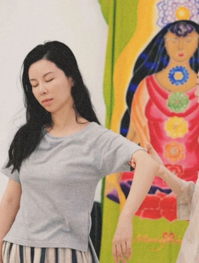 整合按摩工作坊中,学员在探索与重力对齐的手臂动作