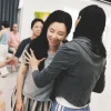 学生在整合按摩工作坊中得到其他学生的帮助