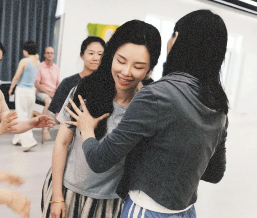 学生在整合按摩工作坊中得到其他学生的帮助