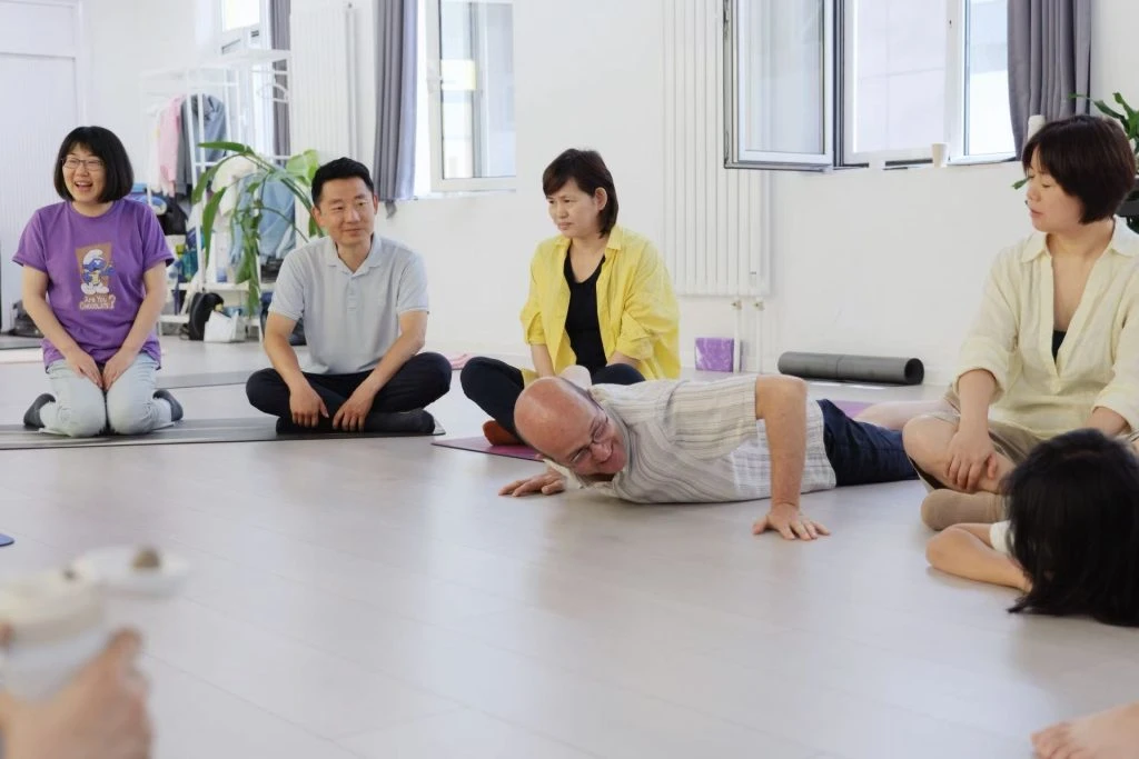 帕斯卡在学生面前演示通过动中觉察
