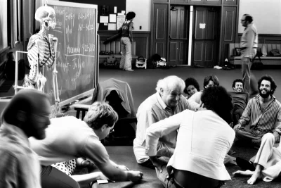 摩谢·费登奎斯与学生们讨论