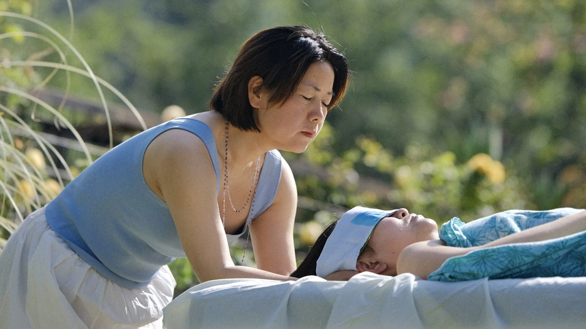 202604_fenghua-massage-resting-head-in-hands