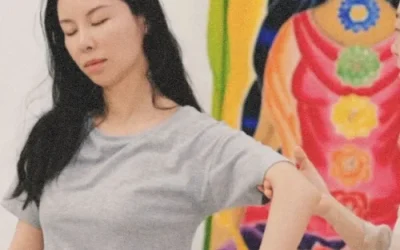整合按摩工作坊中，学员在探索与重力对齐的手臂动作