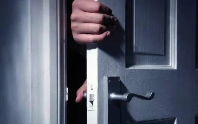 hand-holding-door-ajar-02